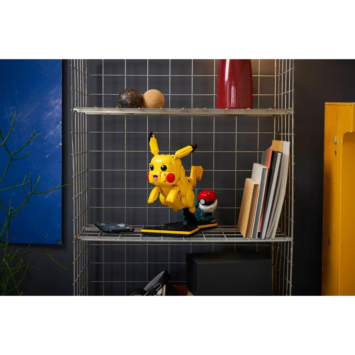 72152 Pikachu and Poke Ball