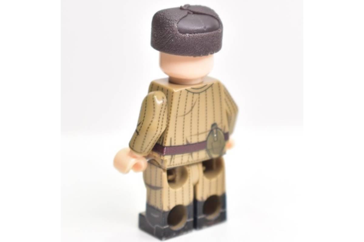 Cap with earflaps brown with a star